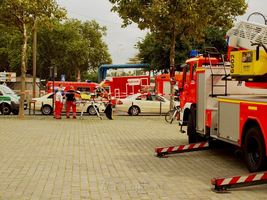 2 Denkmalkletterer hielten Feuerwehr und Polizei in Trapp Koeln Heumarkt P025.JPG
